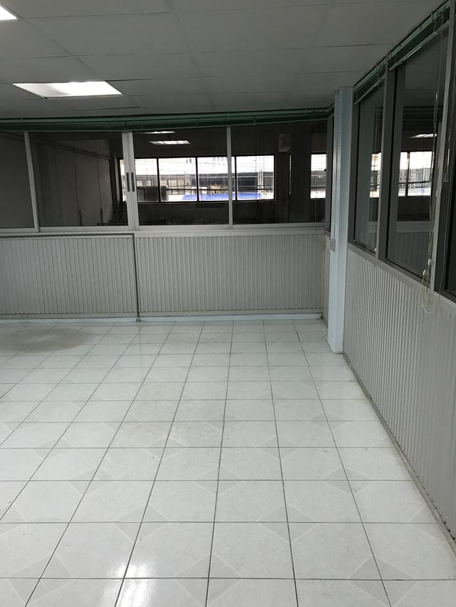 ตึกสองคูหา 3ชั้นครึ่ง หมู่บ้านพรทวี วิลล่า4 เลียบคลองทวีวัฒนา 12