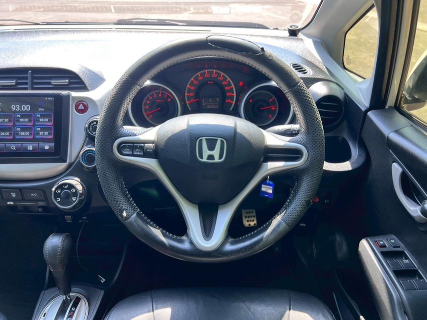 Honda Jazz 1.5V 2010 มือสอง รูปที่ 8