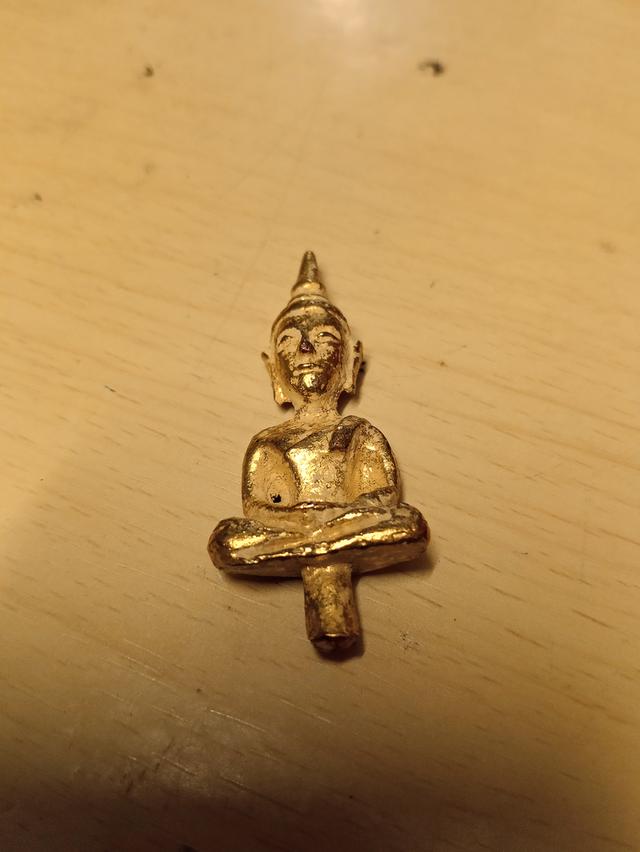 พระยอดธงเนื้อทองคำรุ่นเก่าของสมัยโบราณ