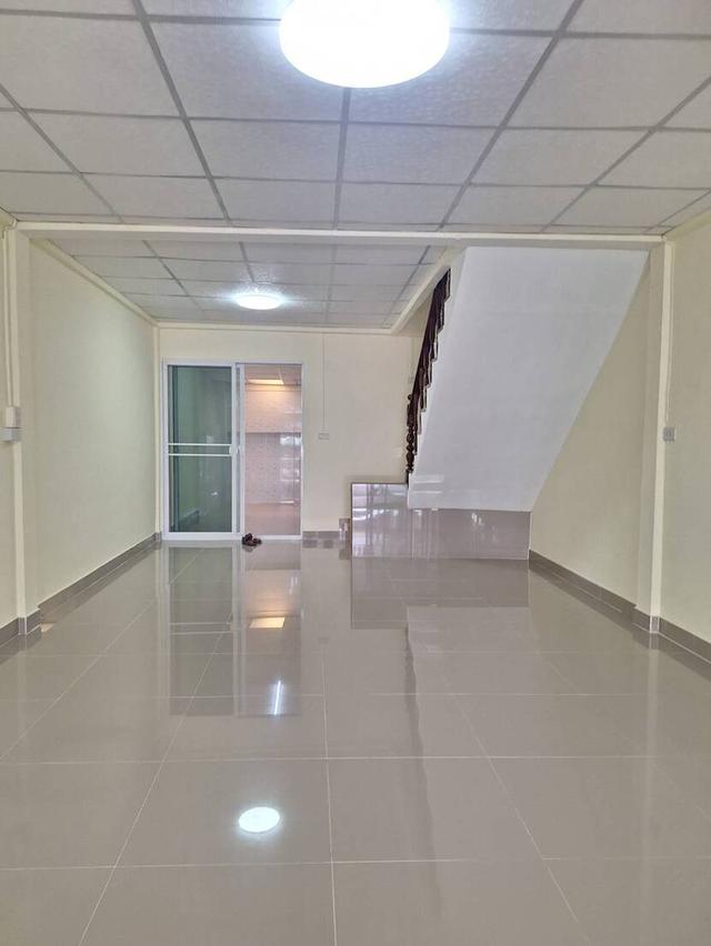 ขายทาวเฮ้าส์  ม.ฉัตรแก้ว  ซ.7  แฮปปี้แลนด์ บางกะปิ  ราคา พิเศษ 2.39 ลบ. 3