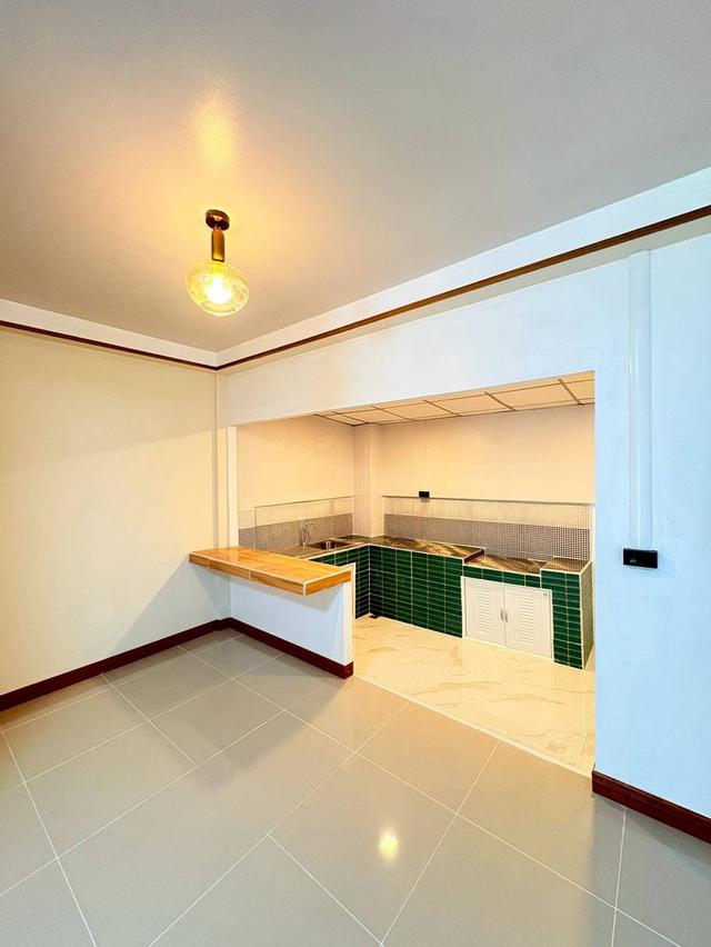 หมู่บ้านบุศรินทร์    6