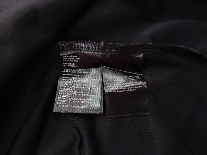 USED H&M - Black Camisole A Line Mini Dress | เดรสสั้นสีดำ เดรสสายเดี่ยว ผ่าข้าง ทรงเอ สีพื้น สายฝอ แท้ มือสอง 5