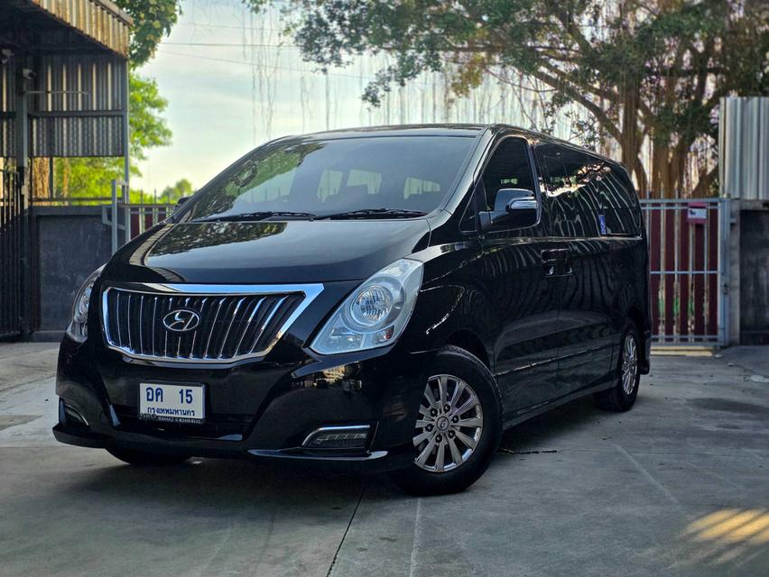 Hyundai H-1 Elite ปี 2017 สีดำ รถสวยไมล์น้อย ทำเบาะVIP + Welcab ไฟฟ้า
