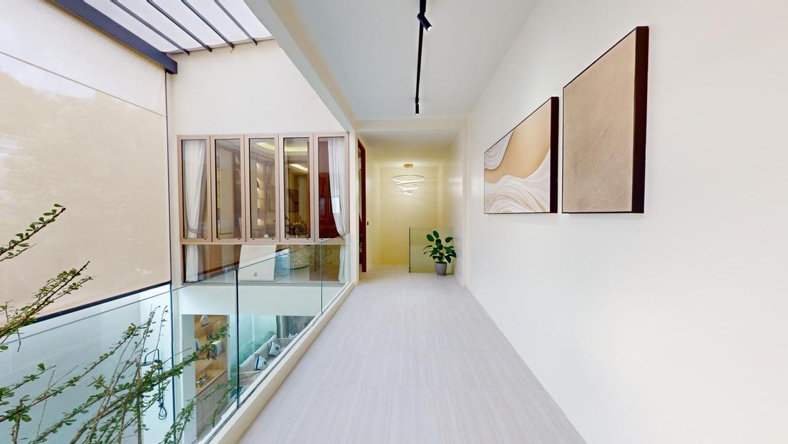 วิลล่าดีไซน์โดดเด่นเป็นเอกลักษณ์ ไม่เหมือนใคร โอบล้อมด้วยธรรมชาติอันเงียบสงบ ให้ความเป็นส่วนตัวอย่างแท้จริง พร้อมทำเลที่ลงตัว ใกล้สิ่งอำนวยความสะดวกแล 1