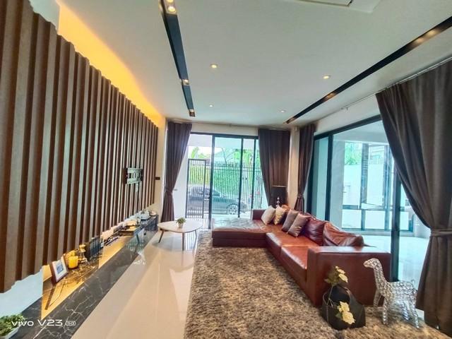 ขายบ้านเดี่ยว 3 ชั้น  Private Nirvana Residence ขนาดที่ดิน 70 ตารางวา พื้นที่ใช้สอย 370 ตารางเมตร หลังมุม ตกแแต่งพร้อมอยู่ 4 ห้องนอน 5 ห้องน้ำ  19