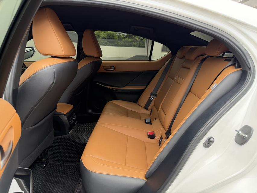 LEXUS IS 300h LUXURY ประกันชั้น 1 เจ้าของขายเอง สภาพป้ายแดง รูปที่ 14