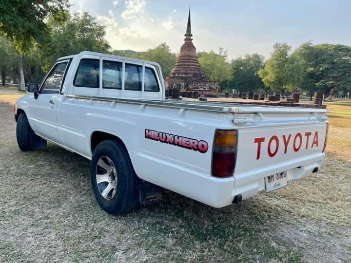 Toyota Hilux Hero สีขาว 4