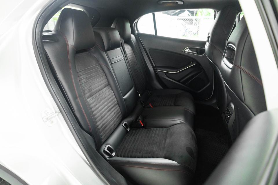 Mercedes-Benz Gla250 Amg Dynamic ปี 2016 สีเทา ราคาดีมาก รูปที่ 9