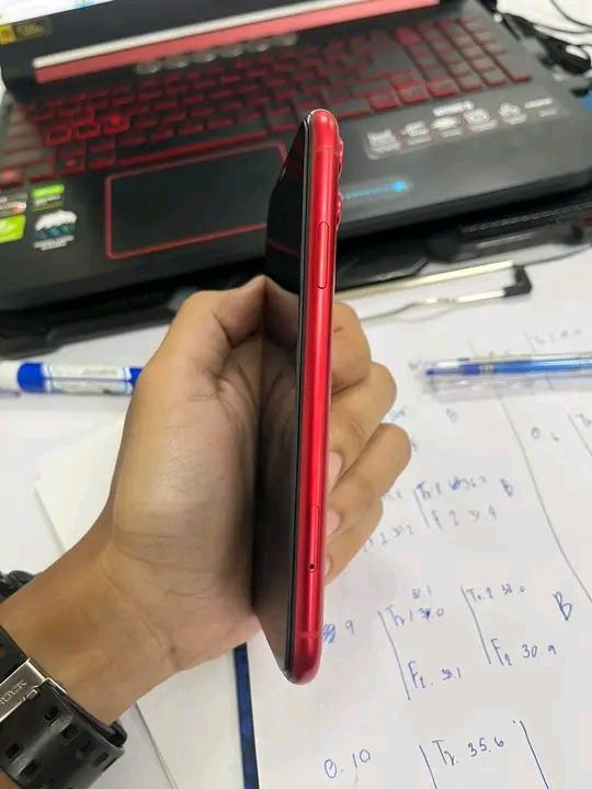 iPhone 11 สีแดง 3