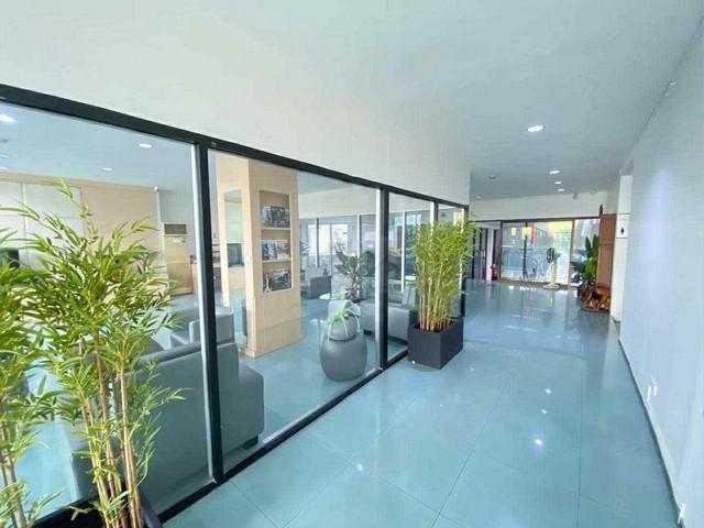 ให้เช่าโชว์รูมพร้อมศูนย์บริการ เนื้อที่ 1 ไร่ครึ่ง 3000 กว่า ตรม ติดถนนเหม่งจ๋าย เลียบทาง ด่วนรามอินทรา **มีค่าเซ้ง