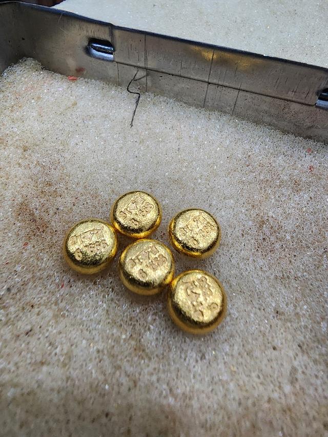 ของสะสม เม็ดสีทอง 5 เม็ด ขายตามสภาพ ไม่ได้รับประกันเหมาๆ สวย หายาก ขายตามสภาพ พร้อมส่ง