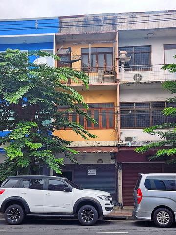 ขายตึกแถว 3 ชั้น 2 นอน 3 น้ำ ติดถนนบางขุนนนท์ เขตบางกอกน้อย ใกล้รถไฟฟ้า จอดรถริมถนนได้ ขาย 7.5 ล้าน 1