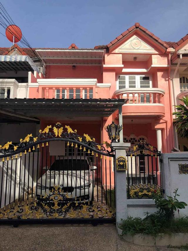 ให้เช่าทาวน์เฮ้าส์ 2 ชั้นครึ่ง หมู่บ้านพรไพลิน ลาดพร้าว 41/1 กทม. ใกล้สถานีรถไฟฟ้า MRT สถานีลาดพร้าว ห่างประมาณ 1 ก.ม.(ประมาณ 4 ป้ายรถเมล์) หน้าปากซอย 1