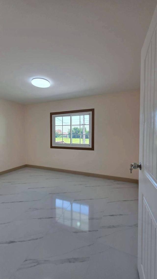 หมู่บ้านบัวทอง1 ติดรถไฟฟ้าสายสีม่วง สถานีคลองบางไผ่ ทาวน์เฮาส์ 2 ชั้น   ตกแต่งใหม่พร้อมอยู่   หน้าบ้านไม่ชนใคร เป็นทุ่งนา 16