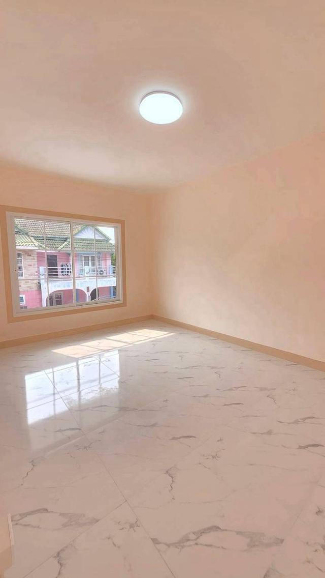 หมู่บ้านพฤกษา18/1 บางใหญ่ ซอยแก้วอินทร์ ทาวน์เฮาส์ 2 ชั้น มีเคาท์เตอร์บาร์ ตกแต่งใหม่พร้อมอยู่ หน้ากว้าง 6 เมตร ใกล้ทางด่วนM81-เซ็นทรัล เวสต์เกตื่น 9