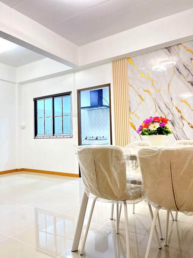 หมู่บ้านบัวทองธานี ฝั่งตรงข้ามสมบัติบุรีทาวน์เฮ้าส์  2 ชั้น  บ้านไล่ระดับ เพดานสูงโปร่ง ตกแต่งใหม่พร้อมอยู่ 9