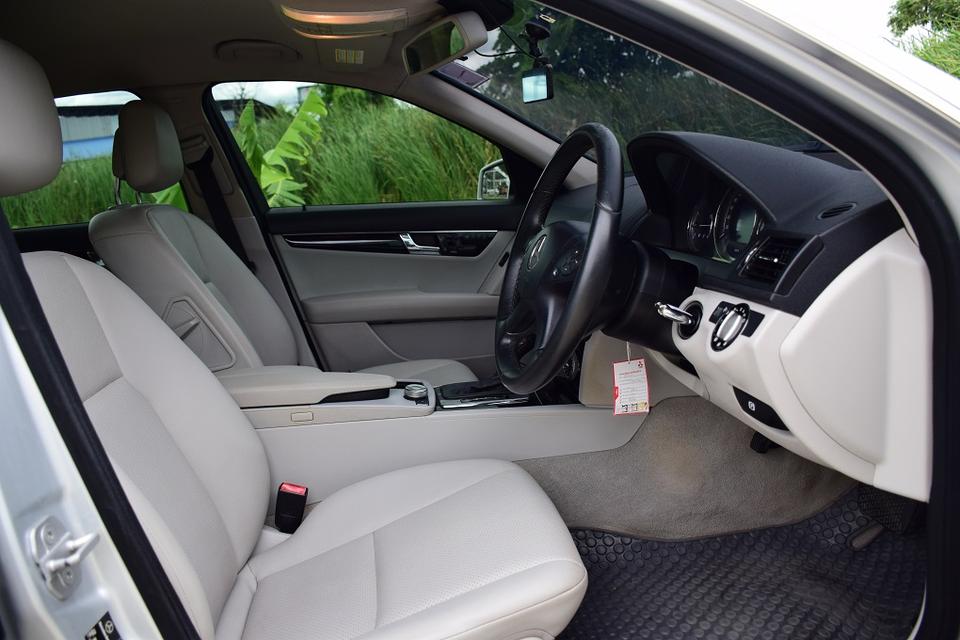 ขายเพียง 268000บาท BENZ C200 คอมเพลสเซอร์ แอร์จอ พ.มัลติ ขับดีมาก เบาะหนังไฟฟ้าเมเมโมรี่ 3จุด ภายในใหม่กิ๊ฟ เอกสารครบพร้อมโอน โทร0957401229 ไอดีไลUTBP 9