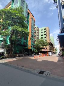 Old house for sale need to rebuild for residence business zone near MRT HUAIKHWANGขายที่ดินแปลงเล็ก 27 ตรว  ห้วยขวาง ต้องสร้างใหม่ 27 วา  12