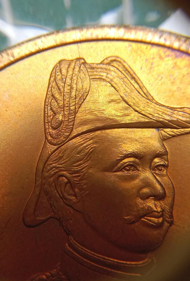 เหรียญ ร.5 ออกที่ป้อมพระจุลฯ พ.ศ.2535(รุ่นแรก)เป็นพิมพ์บล็อคเริ่มแตกที่หมวกมีจำนวนน้อยหายากผิวสวยเดิมๆ รูปที่ 3