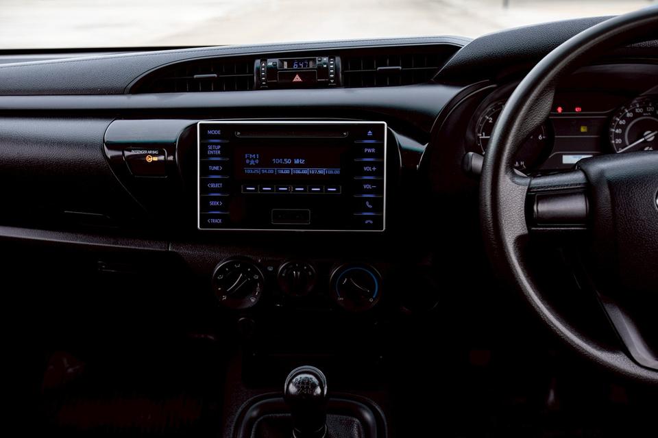 TOYOTA HILUX REVO 2.4 E DOUBLE CAB สีขาว ปี 2018  18