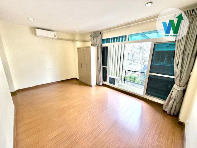 ขายบ้านใกล้รถไฟฟ้า MRT บ้านกลางเมือง เออร์บาเนี่ยน ศรีนครินทร์ 46/1 หลังมุม พื้นที่กว้าง ทำเลดี ติดถนนใหญ่ เดินทางสะดวก 6