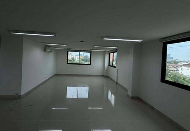 ให้เช่าสำนักงาน 5 ชั้น 500 ตร.ม. ซอยพัฒนาการ 31 พร้อมลิฟท์ มีคลังและจุด load ของ 2