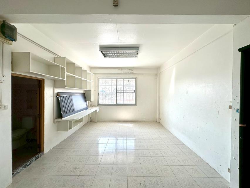 ขายอาคารพาณิชย์ 3.5 ชั้น 2 คูหา ขนาด 44 ตร.ว. ห่างจากถนนกาญจนาภิเษกเพียง 500 เมตร สภาพดี ทำเลค้าขายหรือทำโฮมออฟฟิศ ที่จอดรถสะดวก ใกล้ MRTสายสีม่วง 10