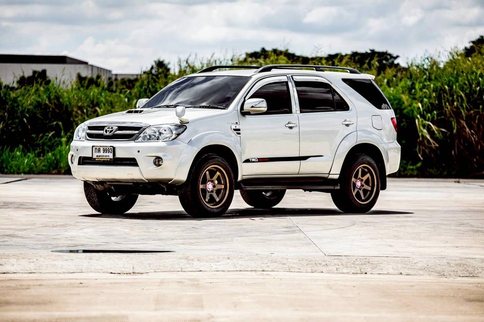 TOYOTA FORTUNER 3.0V 4WD สีเทา เกียร์ออโต้ ปี 2005 แต่งครบๆ หลักแสน