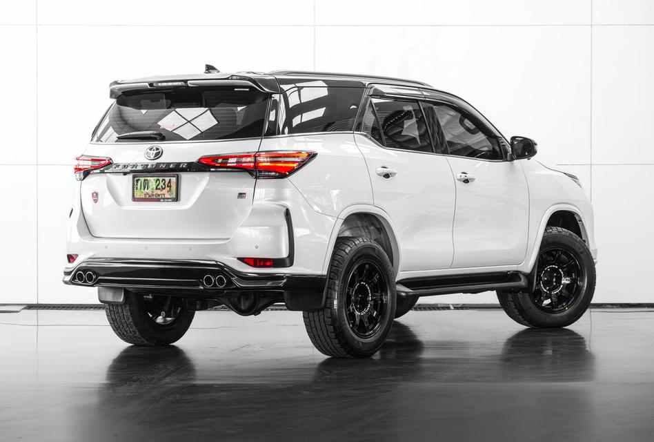 2022 Toyota Fortuner 2.8 GR Sport 4WD SUV สีขาว-ดำ ไมล์ 89353 กม.