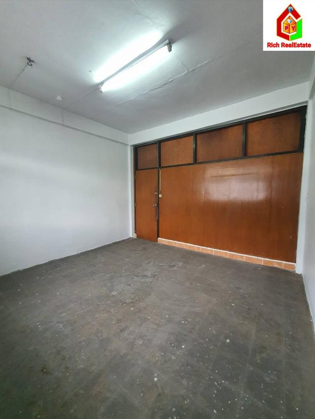 ขายถูกอาคารพาณิชย์ 3.75 ชั้น ซอยเอกชัย 35 แขวงบางขุนเทียน เขตจอมทอง เนื้อที่ดิน 29 ตรว. 3 นอน 2 น้ำ ขายตามสภาพ ติดถนนใหญ่ แหล่งชุมชน มีรถเมล์วิงผ่า 10