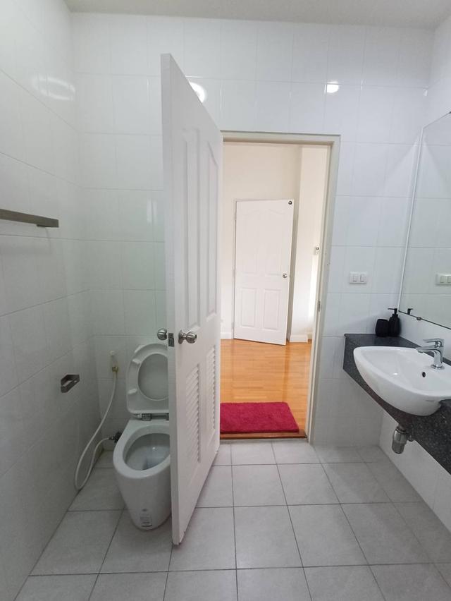 ให้เช่าบ้านเดี่ยว2ชั้น 4นอนหมู่บ้านสัมมากรรามคำแหง162-1 ย่านรามคำแหงราษฎร์พัฒนาร่มเกล้าตกแต่งพร้อมอยู่ ติดถนนรามคำแหง ใกล้มอเตอร์เวย์ – สุวรรณภูมิ MRT 12