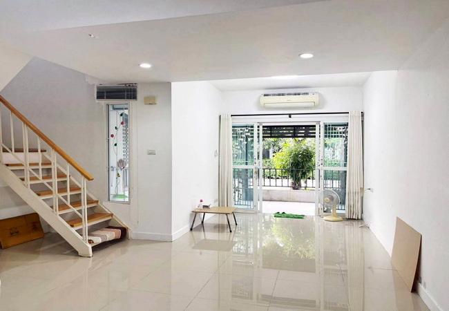 ขายทาวน์เฮ้าส์ หมู่บ้านเดอะคัลเลอร์ส รังสิต-คลอง 4 เนื้อที่ 17.7 ตร.ว. 2 ชั้น 3 นอน 2 น้ำ 3