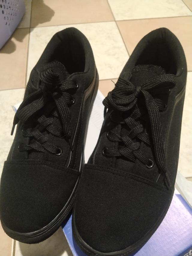 รองเท้าผ้าใบสีดำ