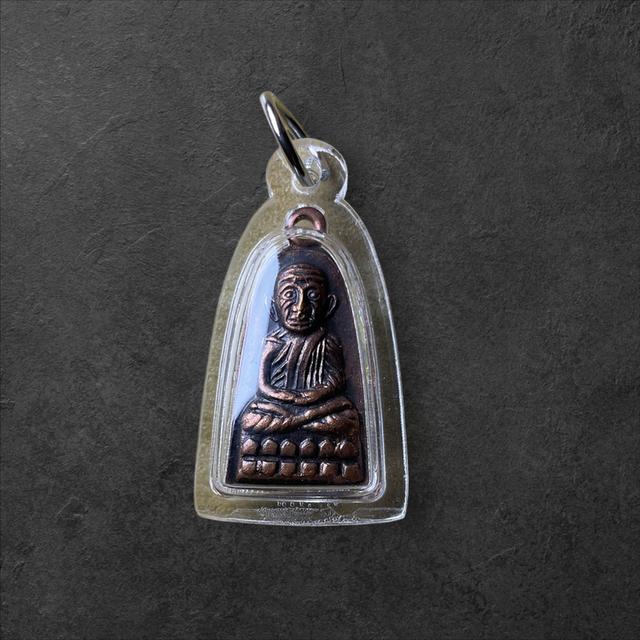  หลวงปู่ทวด วัดช้างให้รุ่นทะเลซุงพิมพ์เล็กปี 08 บัว 6 เม็ดนิยมพร้อมกรอบพลาสติกกันน้ำ พร้อมขึ้นคอสภาพสวยไม่ผ่านการใช้