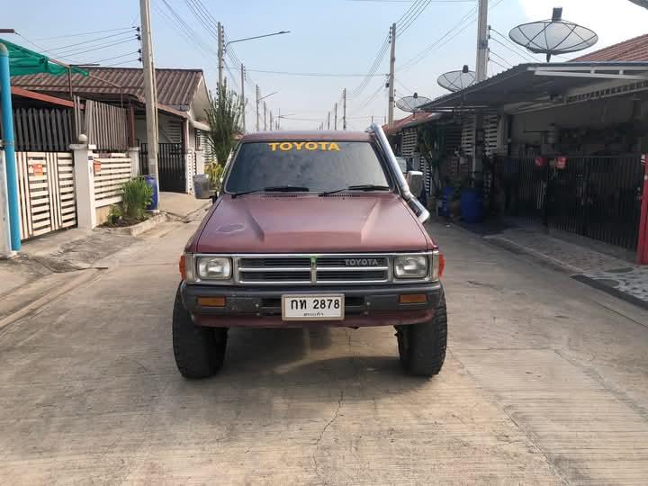 Toyota Hilux Hero สีแดง 3