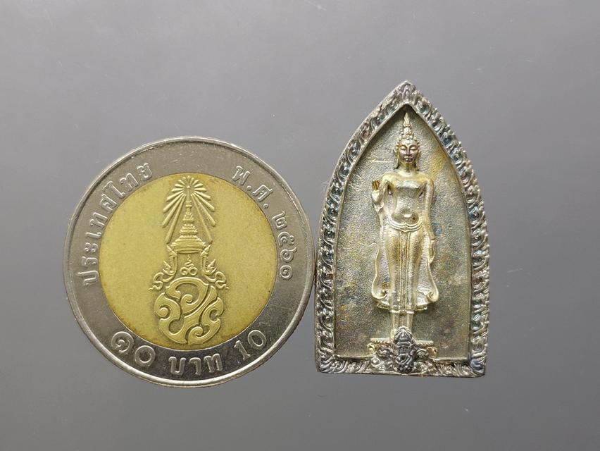 พระพุทธกาญจนพรสยามภูมิ พระราชทาน วปอ. เนื้อเงินพื้นทราย พิธีพุทธาภิเษก ณ วัดพระศรีรัตนศาสดาราม พ.ศ.2539 พร้อมกล่องเดิม รูปที่ 8