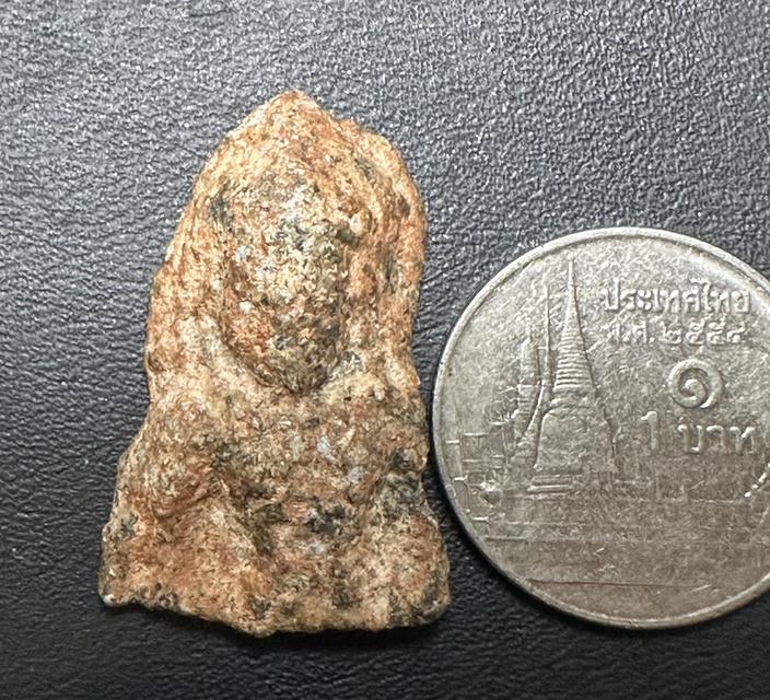 พระร่วงนั่งชีโบ สุพรรณบุรี เนื้อชินสนิมแดงและมีไข หักเดิมในกรุ