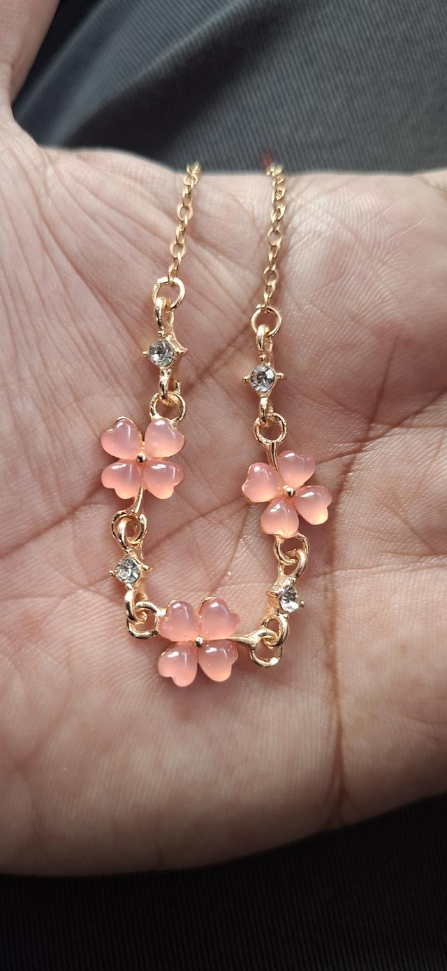 สร้อยข้อมือแฟชั่นดีไซน์ ใบโคลเวอร์สี่แฉก (Four-Leaf Clover) สีชมพู รูปย่อยที่ 2