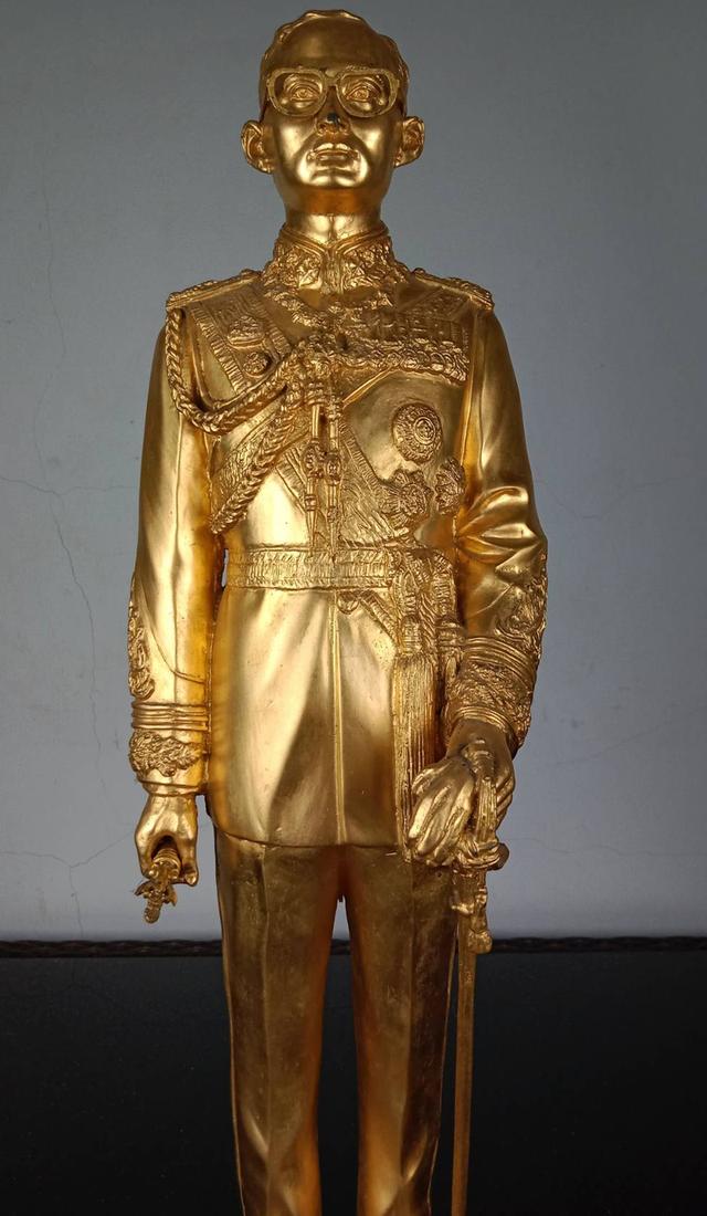9.พระบรมรูปหล่อโลหะในหลวงรัชกาลที่9 พระบาทสมเด็จพระปรมินทรมหาภูมิพลอดุลยเดช(ทอง) รูปย่อยที่ 2