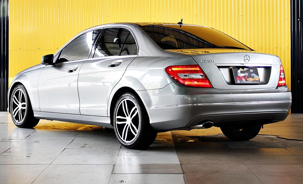 Mercedes-Benz C250 CGI Avantgarde Facelift (W204) ปี 2012 สีเทา รูปที่ 5