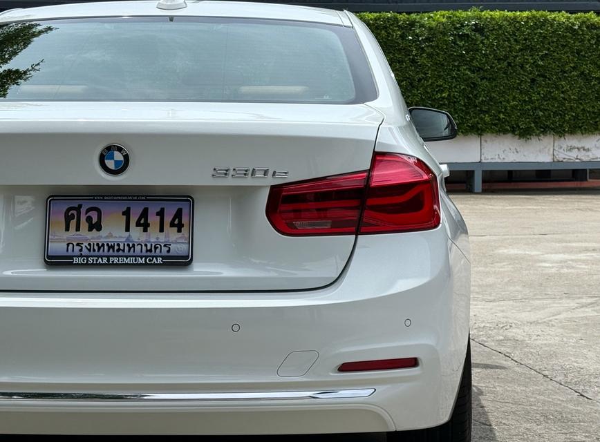 2018 BMW 330e LCI รถมือเดียวออกป้ายแดง รถวิ่งน้อยเพียง 90,000 กม ประวัติศูนย์ครบ รถไม่เคยมีอุบัติเหตุครับ 9