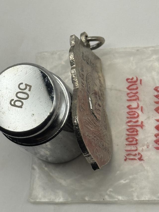 ใต้ร่มเย็นบล็อควัด หน้าวงเดือนหลังยันต์จุดบ่าขีด ผิวน้ำทองกระจาย พร้อมซองเดิมจากวัด รูปที่ 9