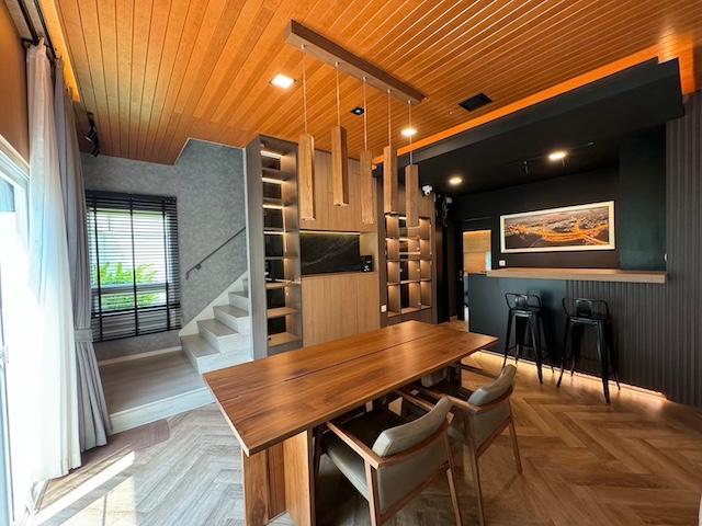 MHR98 บ้านสวยพร้อมอยู่ ฟังก์ชันครบ 4 นอน 4 น้ำ มีสนามหญ้าใหญ่หลังบ้าน ฟรีอินเทอร์เน็ตและบริการดูแลสวน ทำเลดีที่สุดในย่านบางนา 9