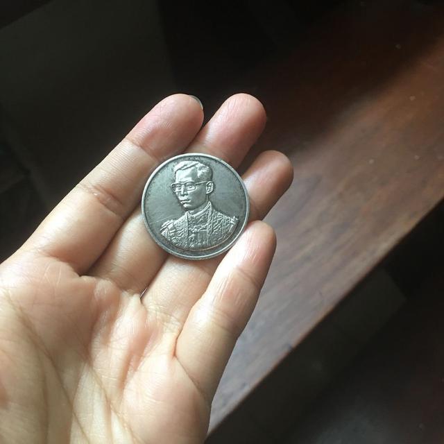 รูป เหรียญในหลวง รัชกาลที่ 9 ฉลองสิริราชสมบัติครบ 50 ปี มูลนิธิพัฒนางานอัยการจัดสร้าง หลวงพ่อจรัญ เสก ปี 2539 เนื้อเงิน 