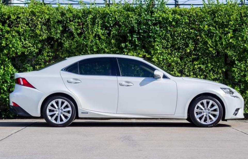 Lexus IS 300h ปี 2013 6