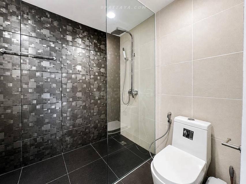 For Sale — Beachfront Studio Condo with Pool and Sea View at Club Royal PattayaStudio condo for sale at Club Royal Condominium, located in beachfront 7