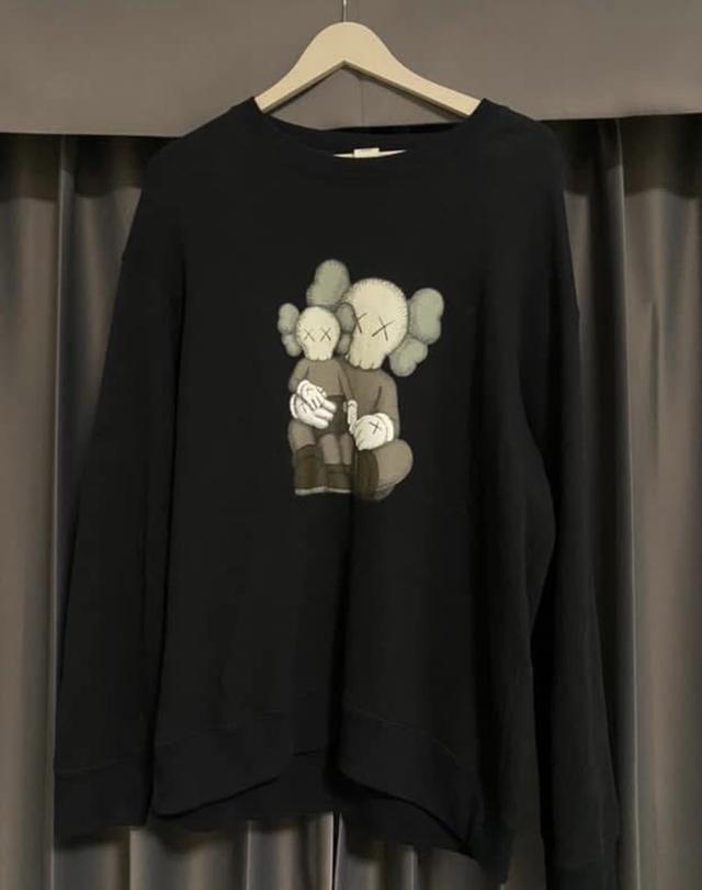 เสื้อUNiQO kaws แท้ size L 