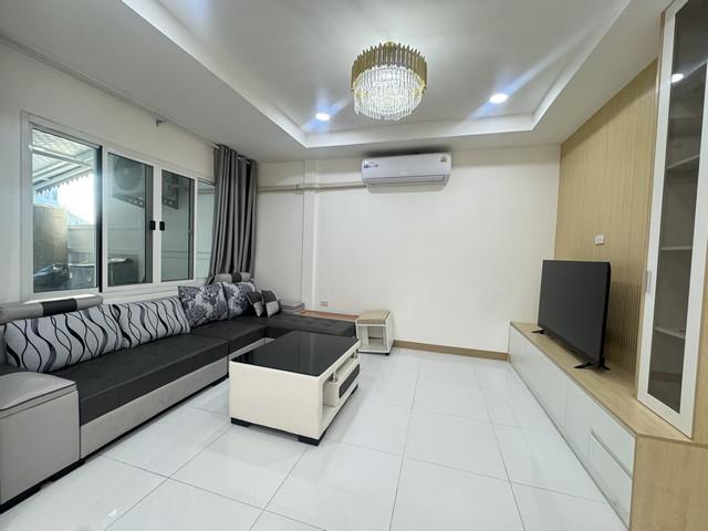 ทาวน์โฮมหมู่บ้านอยู่เจริญ รัชดาภิเษก ห้วยขวาง 5 ห้องนอน 2 ห้องน้ำ บ้านใหม่ ครื่องใช้ไฟฟ้าครบ พร้อมเข้าอยู่ 1