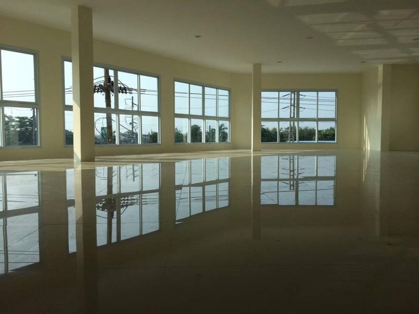 ขายอาคารพาณิชย์สามชั้น 2 คูหา  ห้องหัวมุม แยกหนองตาโพน อ.เมือง จ.อุบล 86 ตรว. ตึกใหม่ไม่เคยเข้าอยู่ ขายราคา 10.9  ล้านบาท รวมค่าโอนแล้ว 5