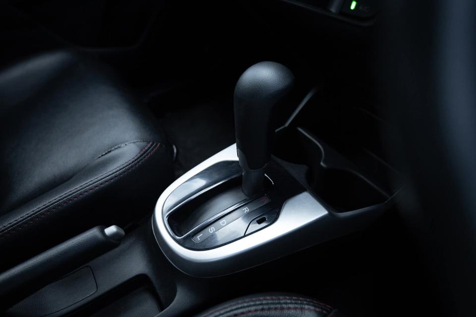 Honda jazz 1.5V auto ไมล์ 60,xxx km 10